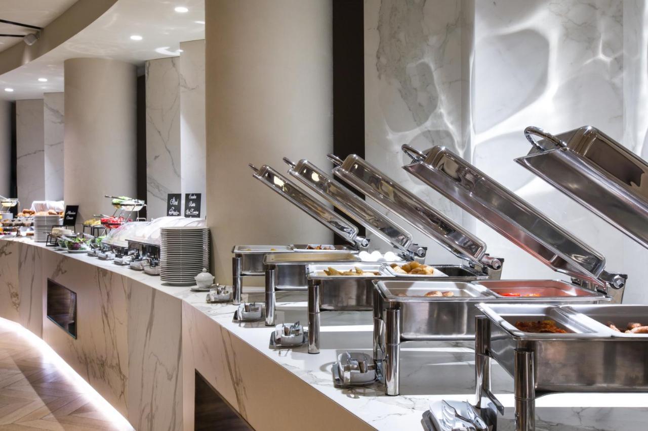 ホテル ザ プラザ ティラナ エクステリア 写真 A buffet at a hotel