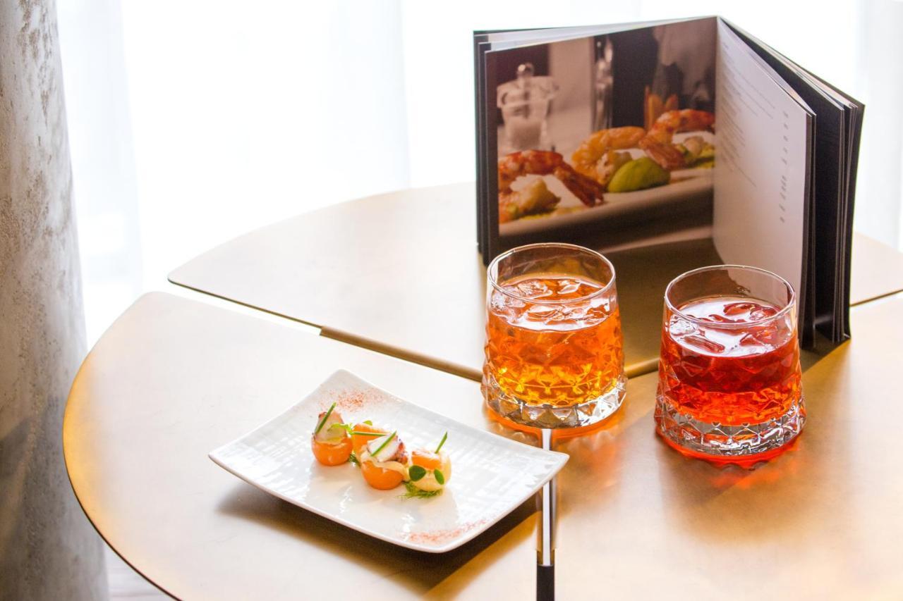 ホテル ザ プラザ ティラナ エクステリア 写真 A cocktail book