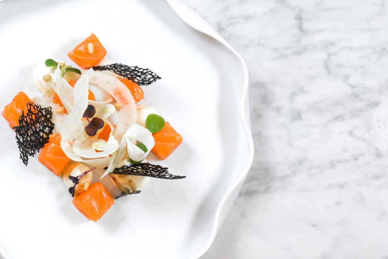 ホテル ザ プラザ ティラナ エクステリア 写真 A salad prepared with the edible flowers of the Japanese anemone