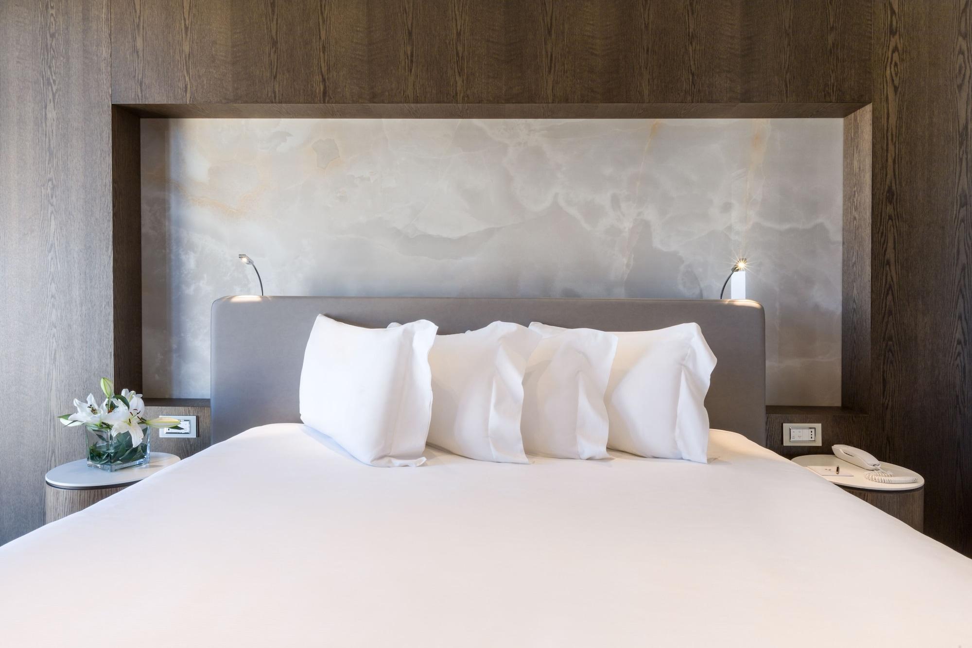 ホテル ザ プラザ ティラナ エクステリア 写真 A bedroom at the hotel