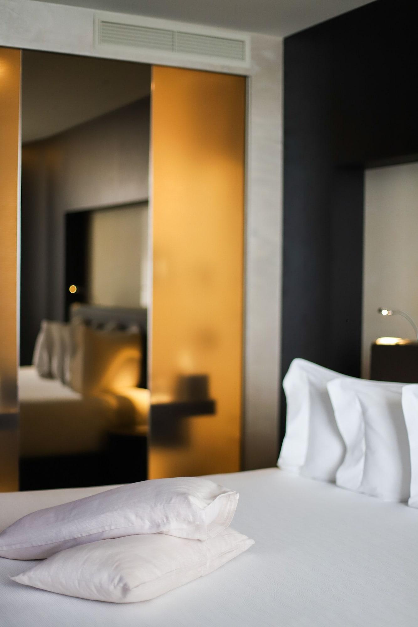ホテル ザ プラザ ティラナ エクステリア 写真 A room at the hotel