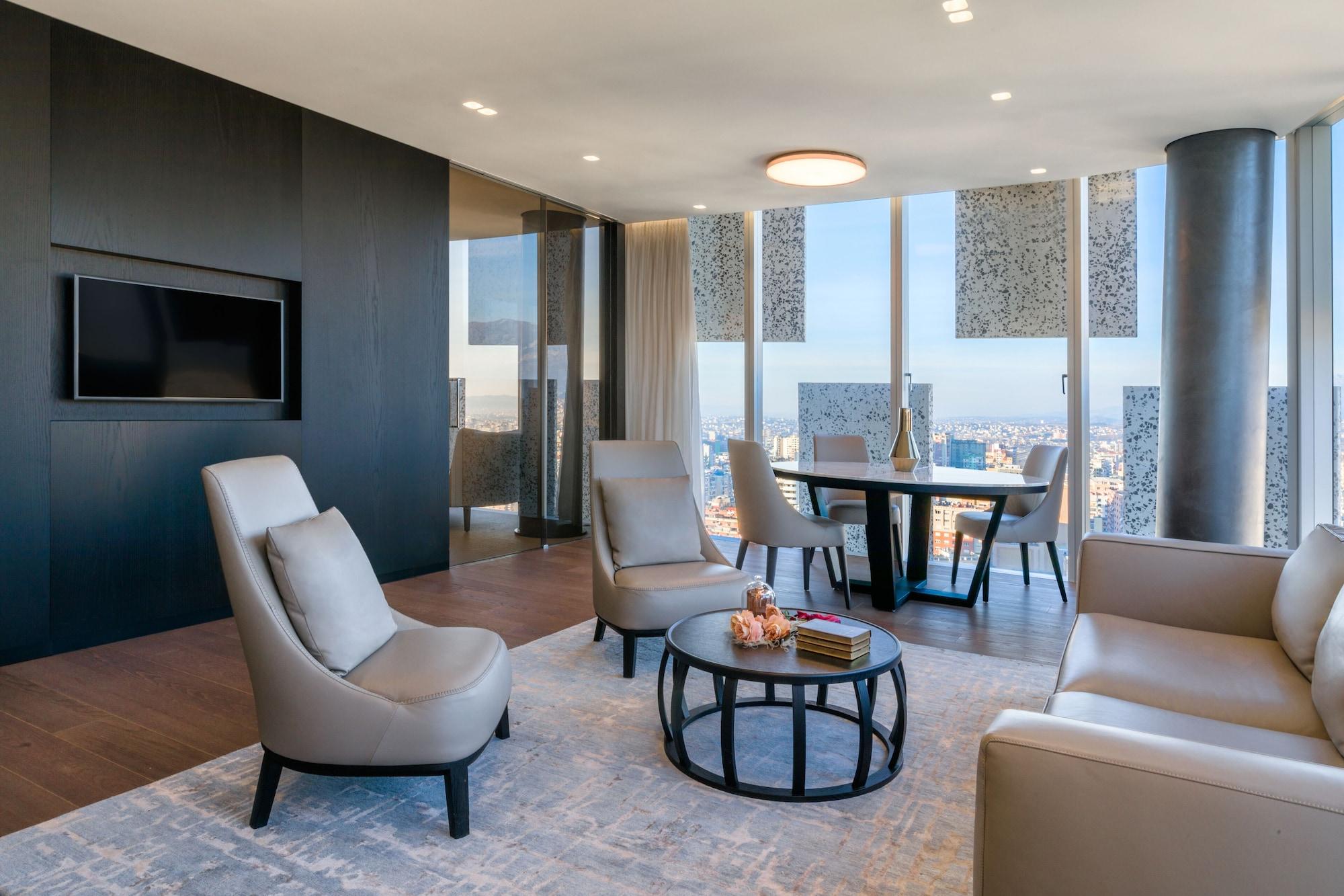 ホテル ザ プラザ ティラナ エクステリア 写真 The living room of a Sky Villa