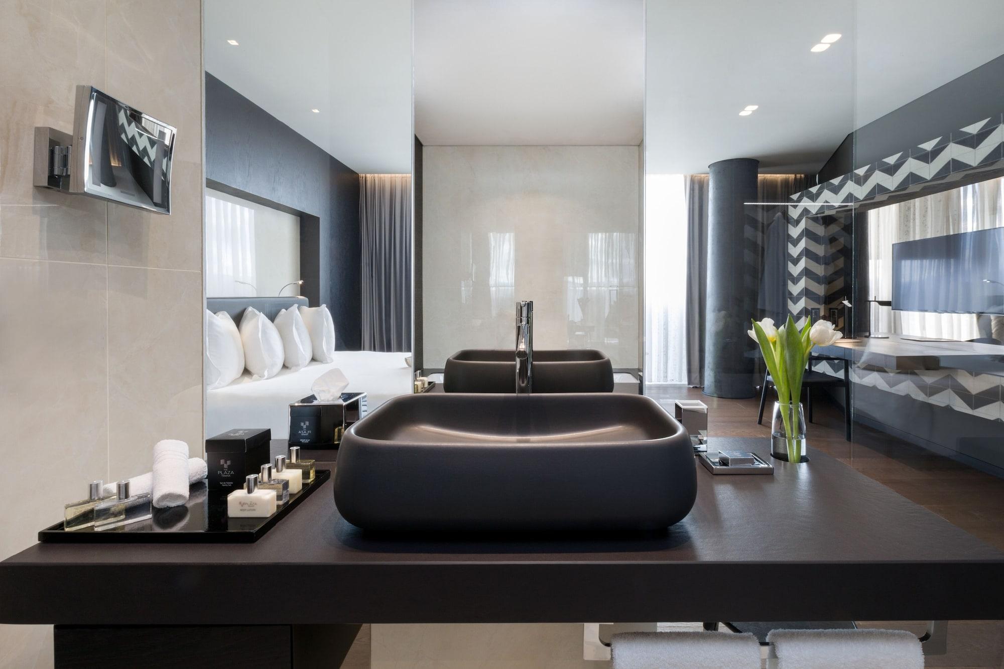 ホテル ザ プラザ ティラナ エクステリア 写真 The bathroom of a suite at the Mandarin Oriental, Munich