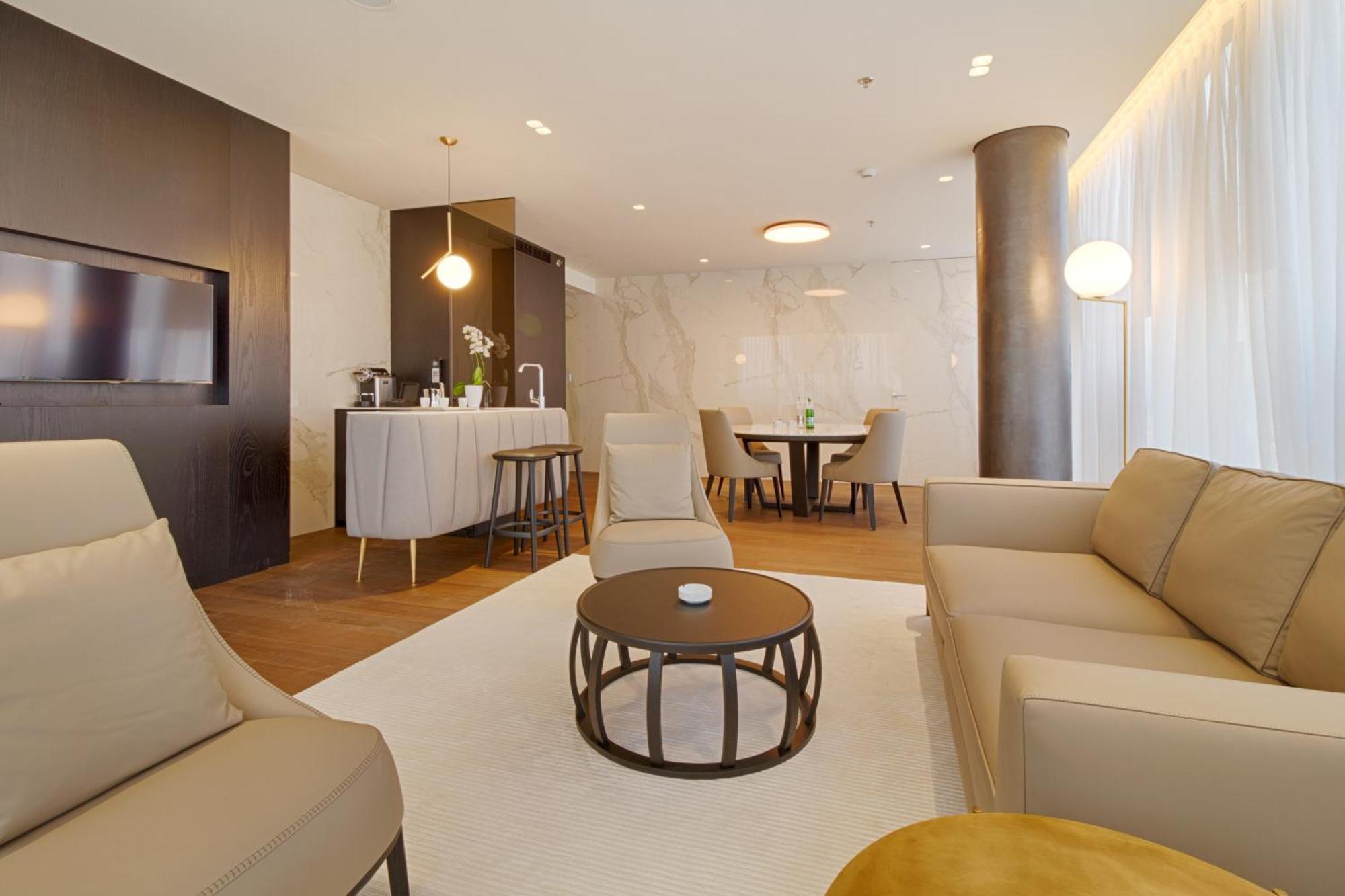 ホテル ザ プラザ ティラナ エクステリア 写真 A living room in a serviced apartment in Frankfurt, Germany