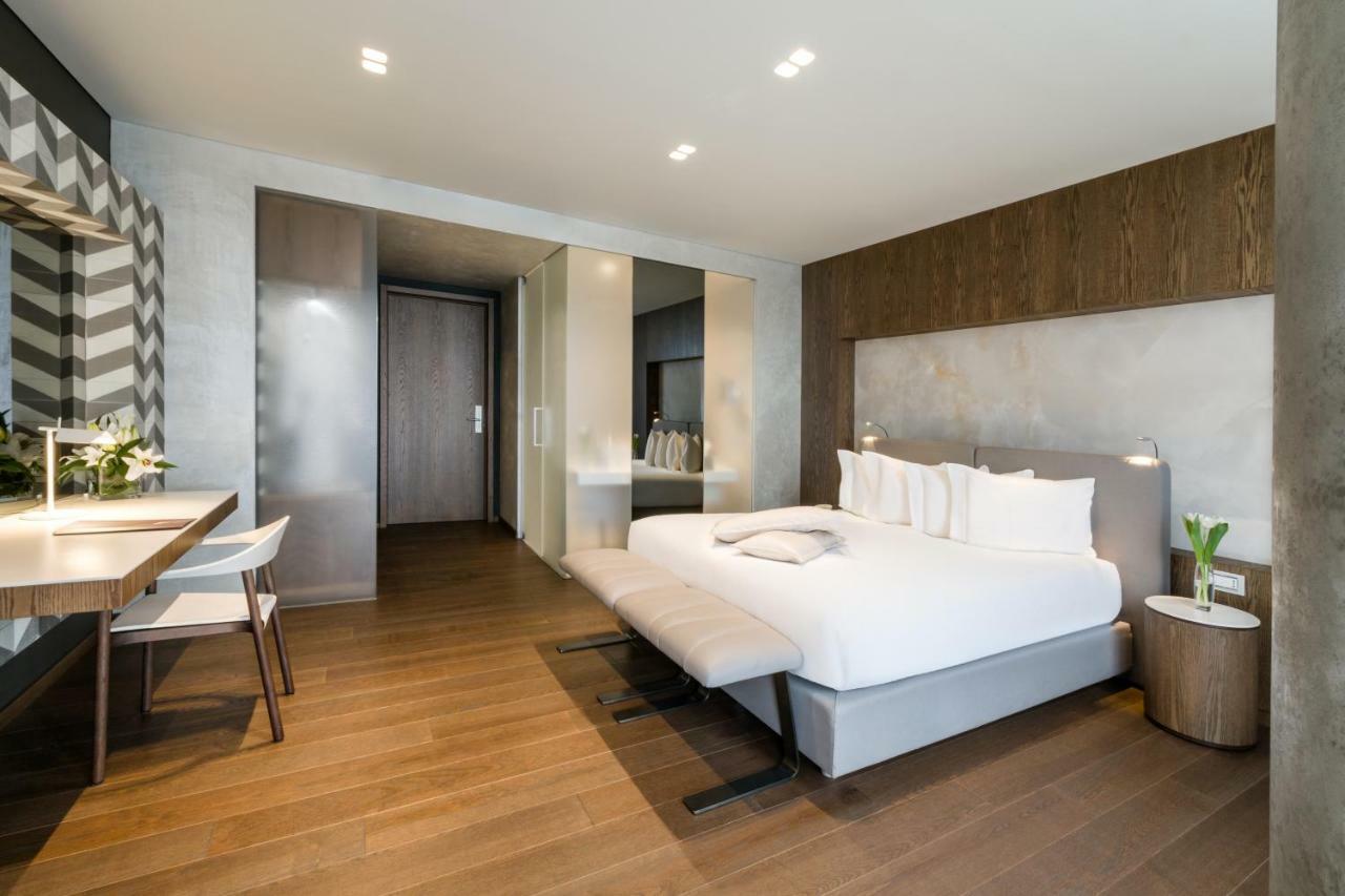 ホテル ザ プラザ ティラナ エクステリア 写真 A bedroom at the hotel